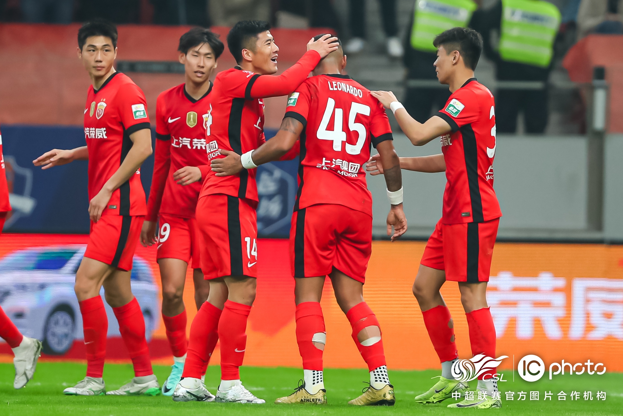 九游APP-赛地聚焦：中超窗口期热度飙升；曼联更衣室发声；底气十足；赛程密集仍需轮换(英超曼市德比最晚的首次射门)